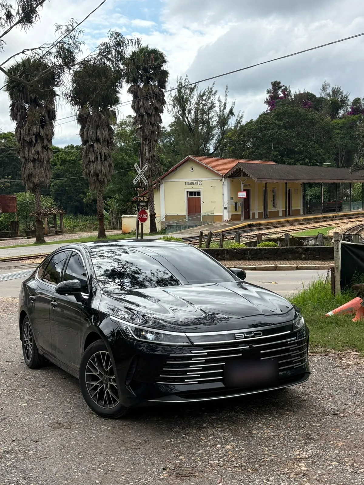 BYD King preto em frente à estação ferroviária de Tiradentes