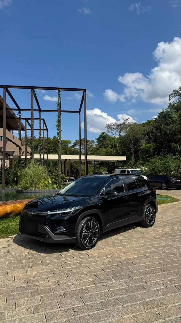 Toyota Corolla Cross preto estacionado em área verde